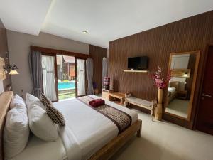 sypialnia z dużym łóżkiem i lustrem w obiekcie Homayoon Villa at Bisma - Great location in heart of Ubud w mieście Ubud