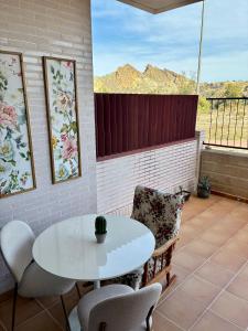 Cảnh núi rừng hoặc tầm nhìn ra núi từ căn hộ