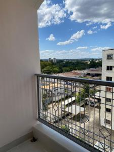 Un balcón con vista a una ciudad en Apto 2 qtos perto do Aeroporto, próximo ao CRER, en Goiânia