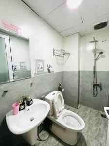 un bagno con wc, lavandino e doccia di Rin Bon Home a Da Lat