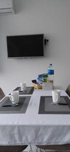 einen Tisch mit zwei Tellern und zwei Tassen darauf. in der Unterkunft Maribuhomeystay in Bahía Blanca