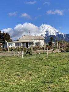 una casa di fronte a una montagna innevata di Klipstroom Farmstay Bed and Breakfast - Explore or relax! 