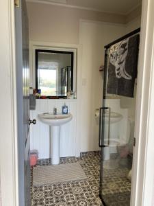 un bagno con lavandino e WC di Klipstroom Farmstay Bed and Breakfast - Explore or relax! 