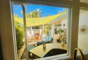 Patio nebo venkovní prostory v ubytování LOOK and BOOK! Midcentury Modern Home near Beach!