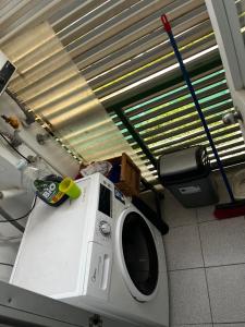 a washing machine in a room with a ceiling at Departamento 3 piezas in Viña del Mar +5 photos