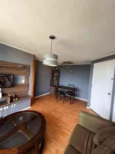 a living room with a couch and a table at Departamento 3 piezas in Viña del Mar