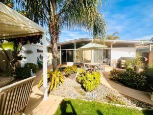 Zahrada ubytování LOOK and BOOK! Midcentury Modern Home near Beach!