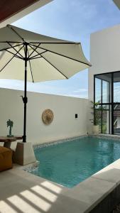 Πισίνα στο ή κοντά στο Puspa Nirwana Villa