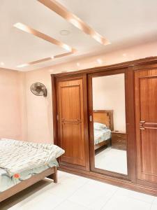 a bedroom with a bed and a large mirror at Apparemment meublé en face de la mer in Dakar +15 photos