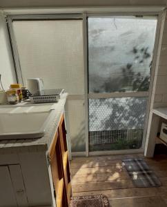 Η κουζίνα ή μικρή κουζίνα στο 経堂の小さな一棟貸wakusei