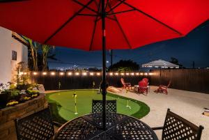 Πισίνα στο ή κοντά στο Large Home with Views of DTLA Sleeps 8 Golf,Spa,Fire