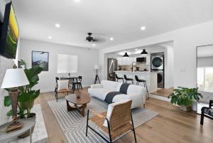 Μια τηλεόραση ή/και κέντρο ψυχαγωγίας στο Large Home with Views of DTLA Sleeps 8 Golf,Spa,Fire