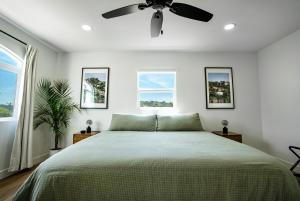 Ένα ή περισσότερα κρεβάτια σε δωμάτιο στο Large Home with Views of DTLA Sleeps 8 Golf,Spa,Fire +74 φωτογραφίες