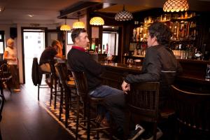 Tamu yang menginap di The Midway Bar & Guesthouse