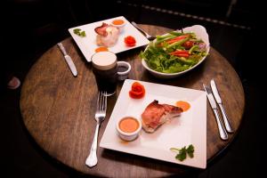 Makanan di atau di tempat lain dekat guest house