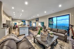 un salon avec un canapé et une table dans l'établissement LUXE 11 Blue Diamond Lodge Lake Tahoe, à Stateline