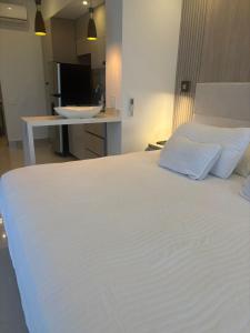 Voodi või voodid majutusasutuse Beach Veronica Luxury Ocean View Apartment toas