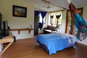 ein Schlafzimmer mit einem Bett mit einer blauen Bettdecke in der Unterkunft Shark House in Bellavista