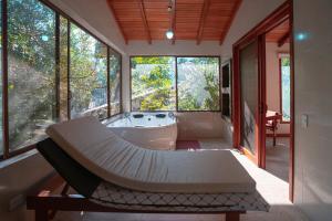 Ένα ή περισσότερα κρεβάτια σε δωμάτιο στο Hostería Mindo Mágico