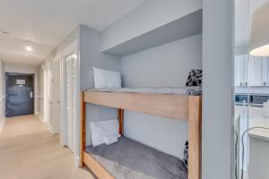 Giường trong phòng chung tại 0104 Seagrass Retreat condo