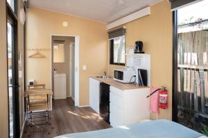 Η κουζίνα ή μικρή κουζίνα στο Cardwell by the Sea by Tiny Away