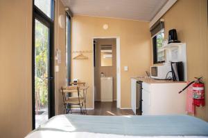 Η κουζίνα ή μικρή κουζίνα στο Cardwell by the Sea by Tiny Away +23 φωτογραφίες