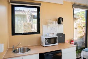 Η κουζίνα ή μικρή κουζίνα στο Cardwell by the Sea by Tiny Away