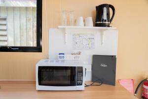 Η κουζίνα ή μικρή κουζίνα στο Cardwell by the Sea by Tiny Away