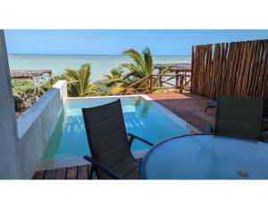 une terrasse avec une table et des chaises et la plage dans l'établissement Villa Caracol - Hello Progreso, à San Benito