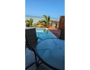 un patio avec une table et des chaises à côté de la plage dans l'établissement Villa Caracol - Hello Progreso, à San Benito