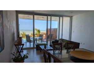 un salon avec vue sur la plage dans l'établissement Villa Caracol - Hello Progreso, à San Benito