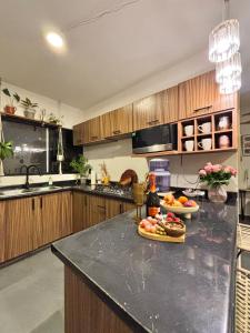 una cucina con piano di lavoro con sopra della frutta di Boho chic, fresh, modern apartment a Ixtapa