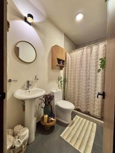 un bagno con lavandino, WC e doccia di Boho chic, fresh, modern apartment a Ixtapa