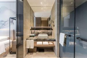 Ένα μπάνιο στο Yunhe Yebo Hotel (Shanghai International Tourism Resort Pudong Airport) +73 φωτογραφίες