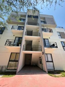 un alto edificio bianco con balconi di Boho chic, fresh, modern apartment a Ixtapa Altre 43 foto