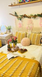 un letto con cuscini gialli e cibo sopra di Boho chic, fresh, modern apartment a Ixtapa