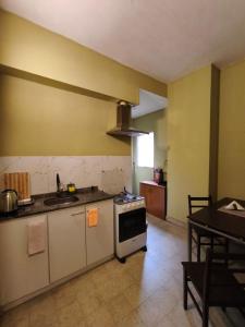 eine Küche mit Spüle und Herd oberen Backofen in der Unterkunft Libertador 7 MVD in Montevideo