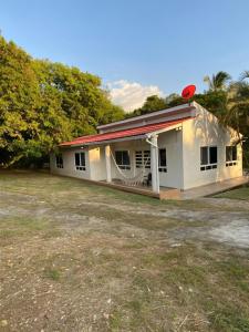 a white building with a red frisbee on it at Finca El Balmoral in Tocaima