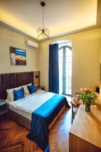 Rúm í herbergi á Renaissance Boutique Hotel