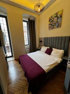 Rúm í herbergi á Renaissance Boutique Hotel +25 myndir