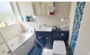 une salle de bain avec un lavabo, des toilettes et une baignoire dans l'établissement The Bliss House Peaceful Retreat Close Transport Links Central London in 15mins Close to Heathrow Airport, à Harrow on the Hill 1 autre photo