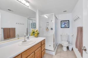 une salle de bain avec un lavabo, une douche et des toilettes dans l'établissement Over The River, à Riverton