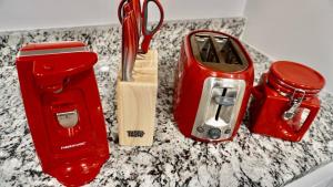 un grille-pain rouge assis au-dessus d'un comptoir dans l'établissement Over The River, à Riverton 79 autres photos