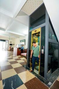 Ein Mann steht in einem Gebäude in der Unterkunft Hà Thành Motel Bắc Ninh in Bắc Ninh