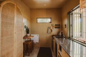 Η κουζίνα ή μικρή κουζίνα στο The Green Tent