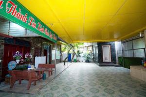 ein Gebäude mit einem Restaurant mit gelber Decke in der Unterkunft Hà Thành Motel Bắc Ninh in Bắc Ninh