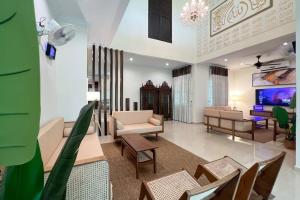 マラッカにあるLuxury Villa Hening Sari, Umbai Melaka - Smarthomeのリビングルーム(家具、テレビ付)
