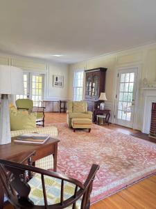 Posezení v ubytování Classic Davidson Retreat 4BR Walk to Downtown