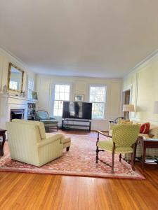 Posezení v ubytování Classic Davidson Retreat 4BR Walk to Downtown