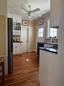 Kuchyň nebo kuchyňský kout v ubytování Classic Davidson Retreat 4BR Walk to Downtown + 15 fotografií
